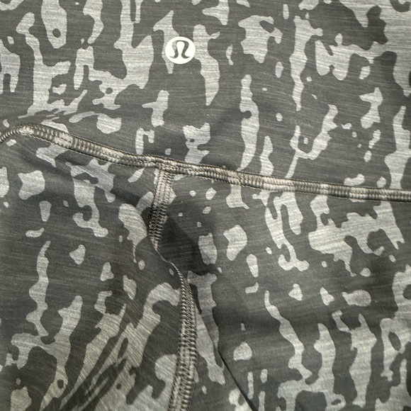 Lululemon women’s Blue Patterned Leggings - Picture 5 of 5